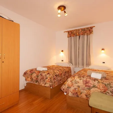 Loretta With Sea View Apartman *