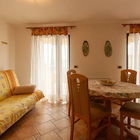 Loretta With Sea View Apartman *