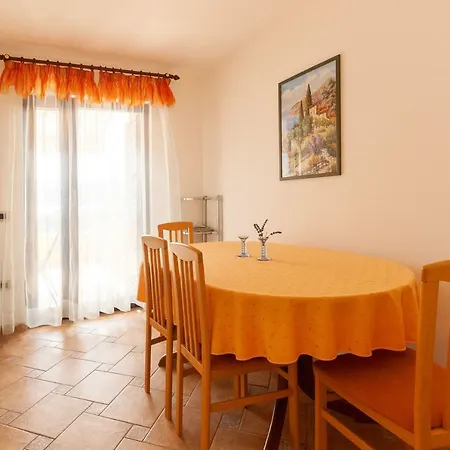 Loretta With Sea View Apartman